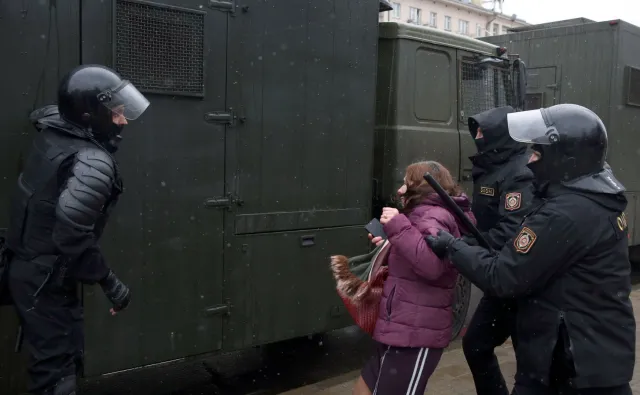 Białoruś: Wysokie kary dla opozycjonistów za udział w protestach