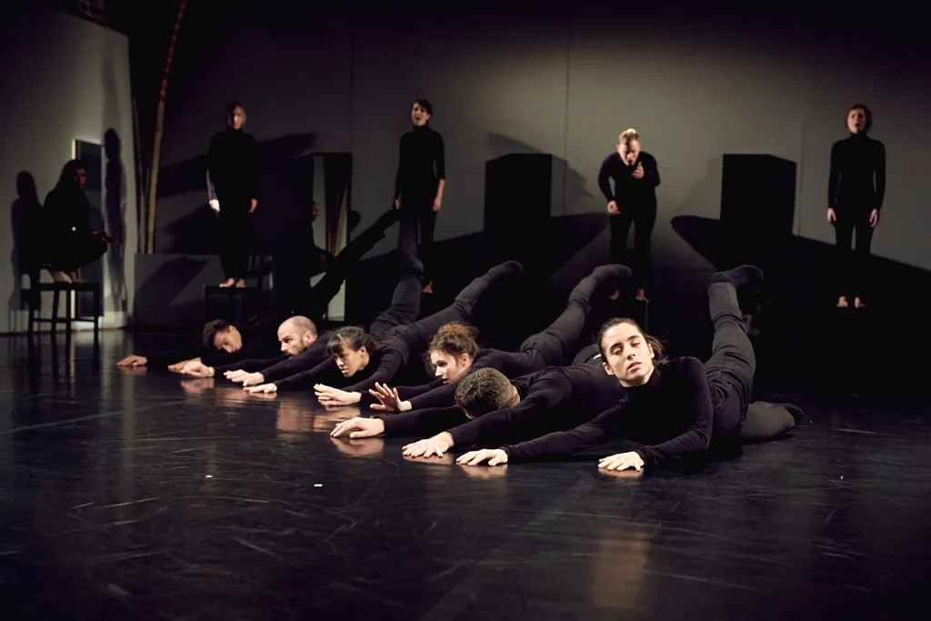 2745315-island-teatr-piesn-kozla.jpg