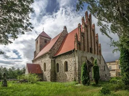 Kościół, zabytki, Nielubia, Polska, By Sławomir Milejski (Own work) [CC-BY-SA-3.0-pl (http://creativecommons.org/licenses/by-sa/3.0/pl/deed.en)], via Wikimedia Commons