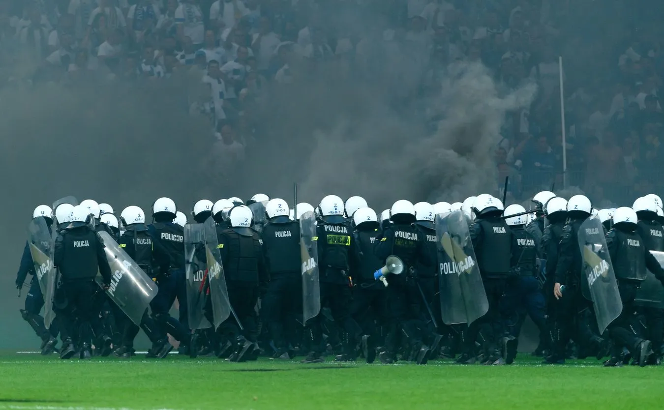 Premier ws. przerwanego meczu w Poznaniu: Oczekują działań wobec chuliganów