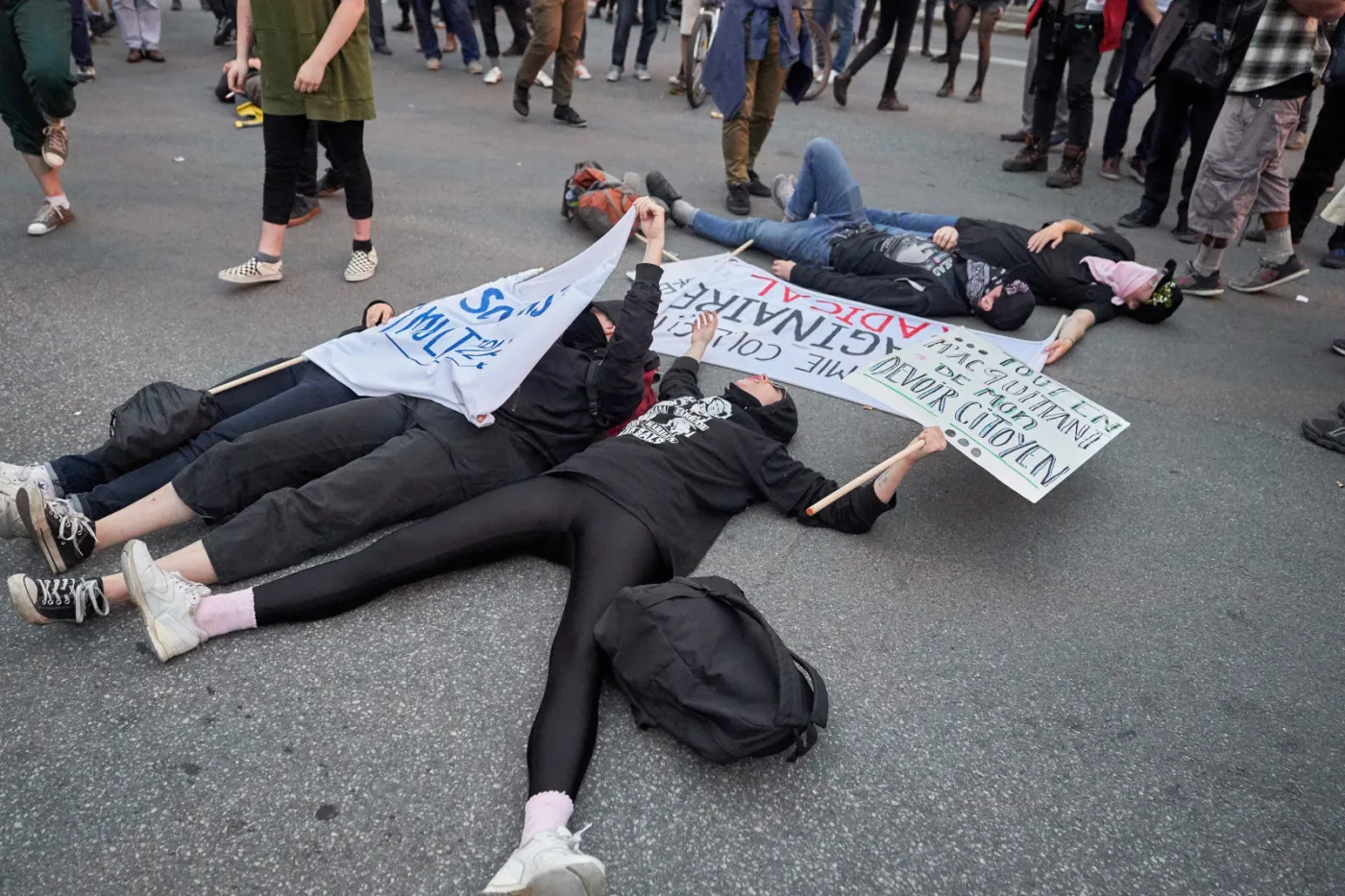 Flagi państw z grupy G7 w ogniu. Protesty przed szczytem w Kanadzie
