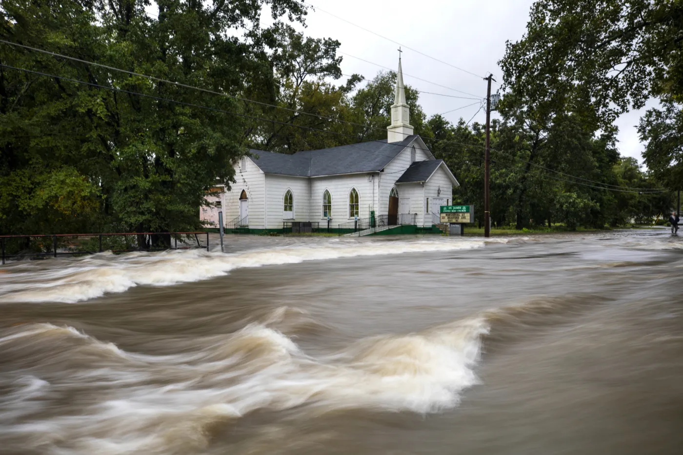 Śmiercionośne żywioły w Ameryce i Azji