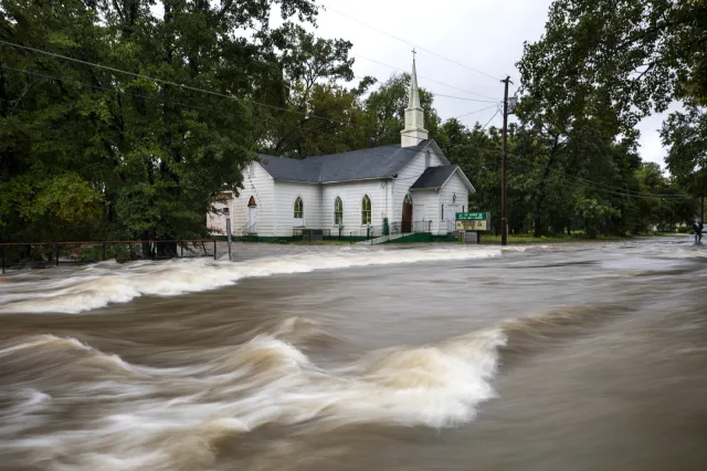 Śmiercionośne żywioły w Ameryce i Azji