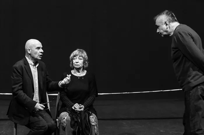 3743493-krzesla-ionesco-w-teatrze.jpg