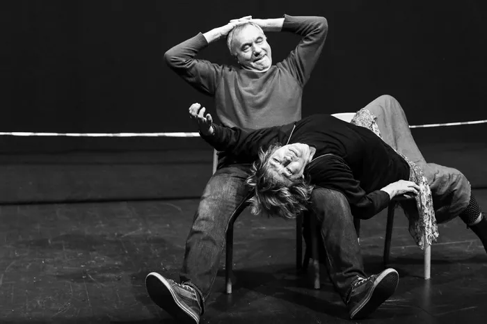 3743508-krzesla-ionesco-w-teatrze.jpg
