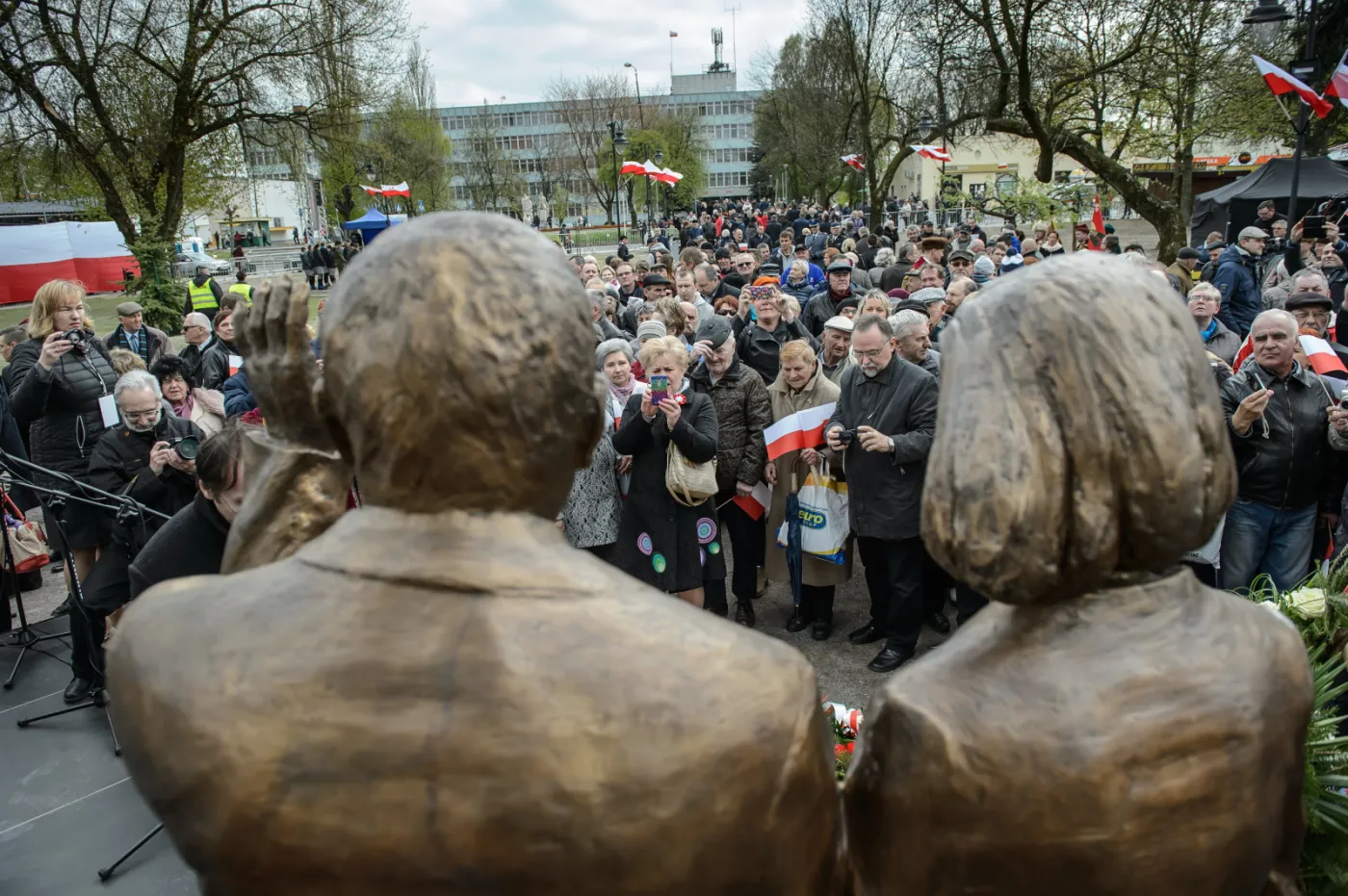 KOD chce, by policja zaprzestała postępowań w sprawie koszulek na pomnikach