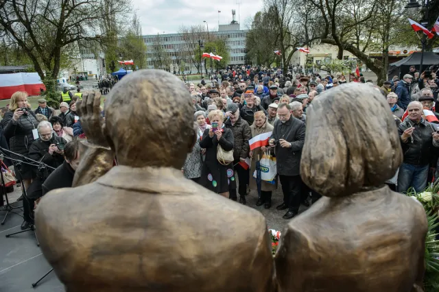 KOD chce, by policja zaprzestała postępowań w sprawie koszulek na pomnikach