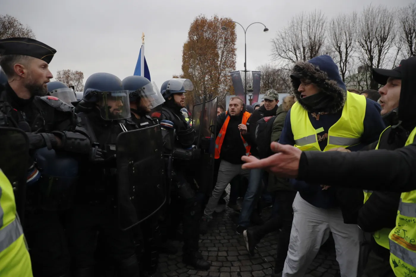 Francja: 31 tys. uczestników protestów "żółtych kamizelek", 700 aresztowanych