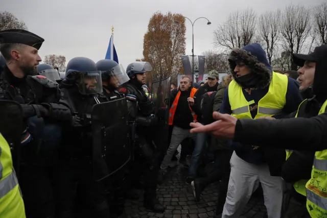 Francja: 31 tys. uczestników protestów "żółtych kamizelek", 700 aresztowanych