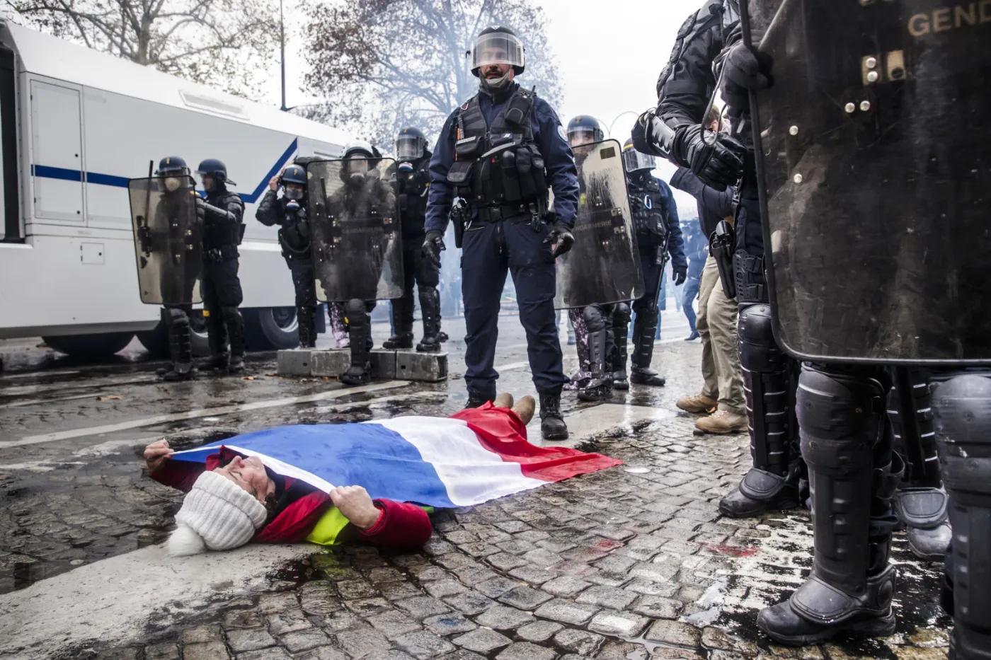 Ambasada Polski w Paryżu ostrzega: W sobotę manifestacje "żółtych kamizelek"