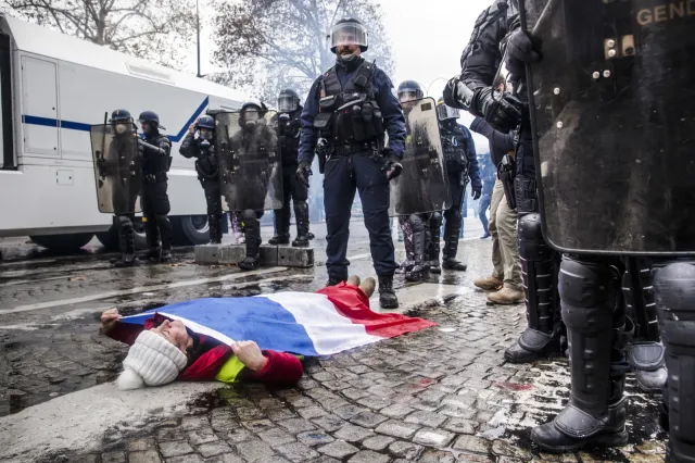 Ambasada Polski w Paryżu ostrzega: W sobotę manifestacje "żółtych kamizelek"