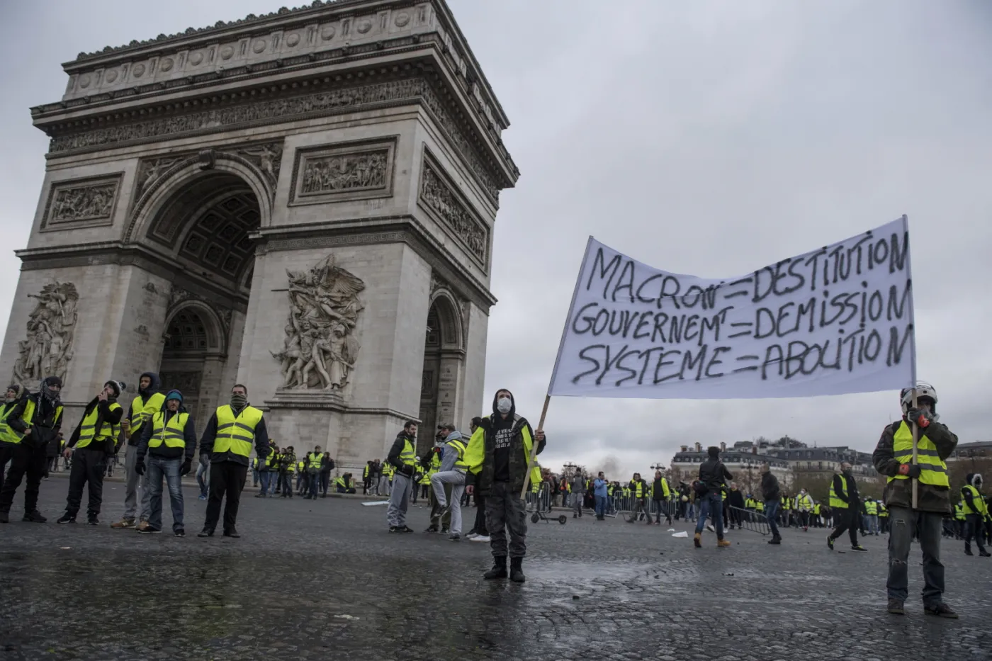 Premier Francji zapowiada ostrzejsze traktowanie wykroczeń i nielegalnych manifestacji