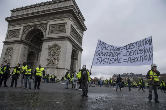Premier Francji zapowiada ostrzejsze traktowanie wykroczeń i nielegalnych manifestacji