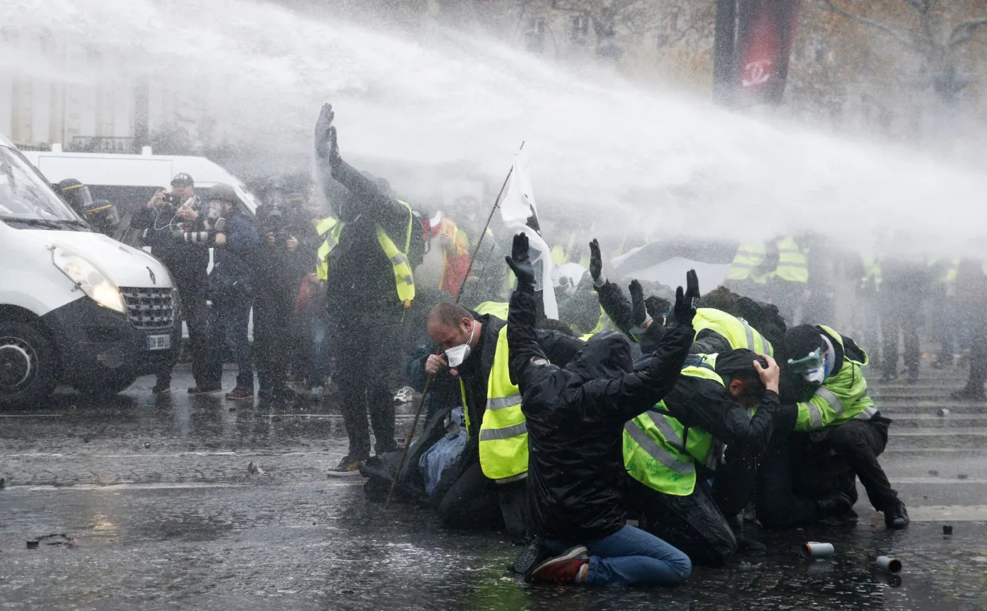Francja: Zarzuty dla 9 członków ruchu "żółtych kamizelek" za dokonanie zniszczeń