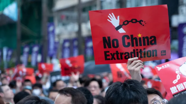 Protesty w Hongkongu: Pekin straszy interwencją, ale liczy na znudzenie rewoltą