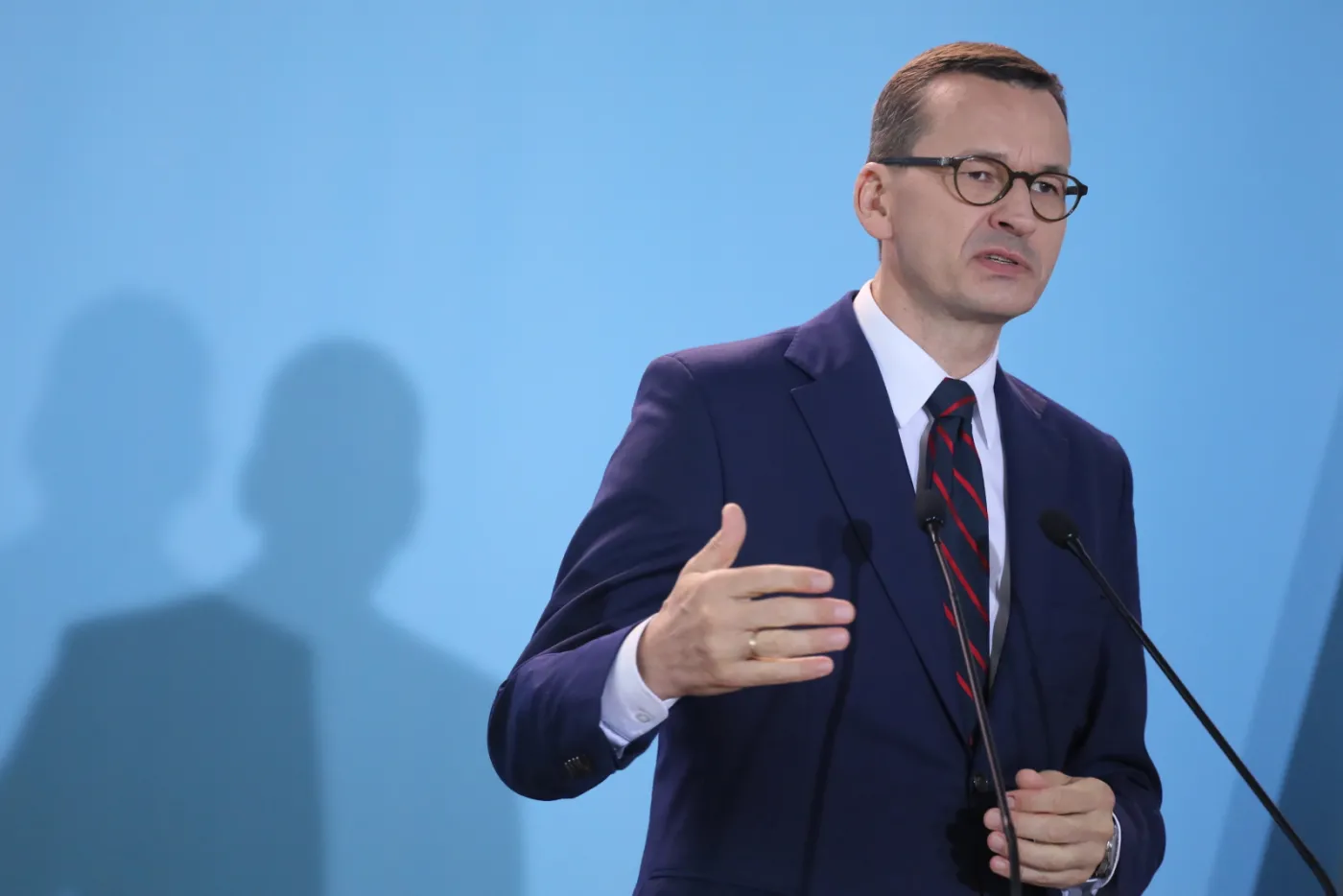 Piramidalny błąd premiera. Publicznie zachwalał firmę, do której poważne zastrzeżenia mają UOKiK i UKNF