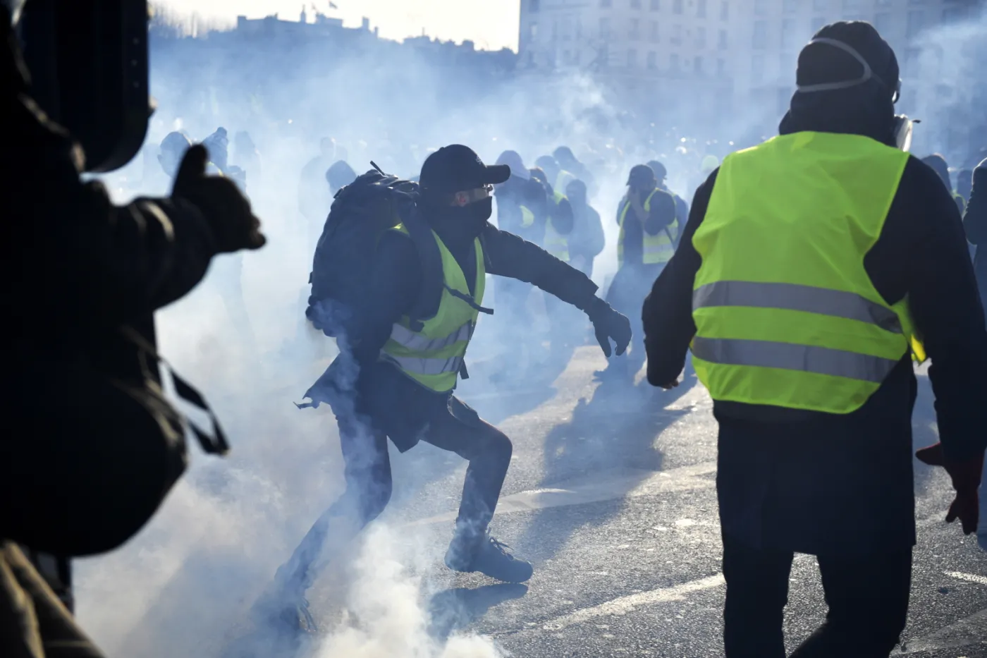Macron rozważa całkowity zakaz demonstracji na Polach Elizejskich