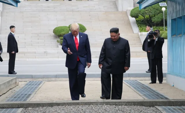 Trump jako pierwszy urzędujący prezydent USA przekroczył granicę z Koreą Płn.