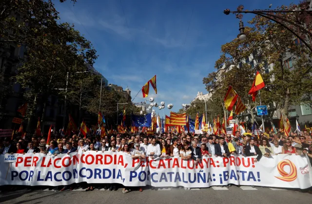 W Barcelonie wielotysięczna manifestacja zwolenników jedności Hiszpanii