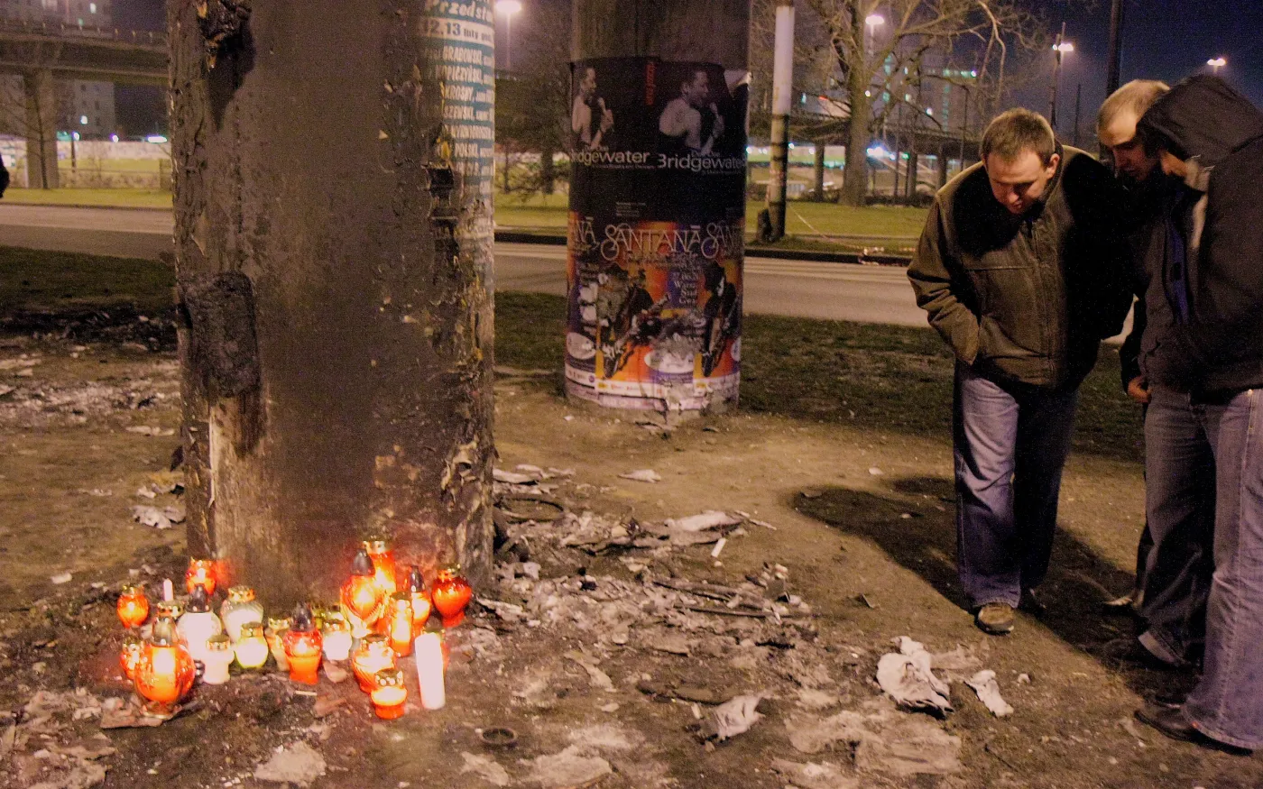 W miejscu, gdzie rozbiło się ferrari, wiele osób szukało fragmentów auta