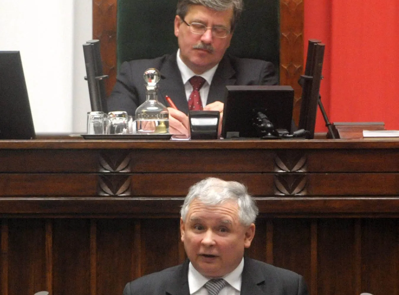 Kaczyński Komorowski jest opleciony grubą pajęczyną podejrzeń