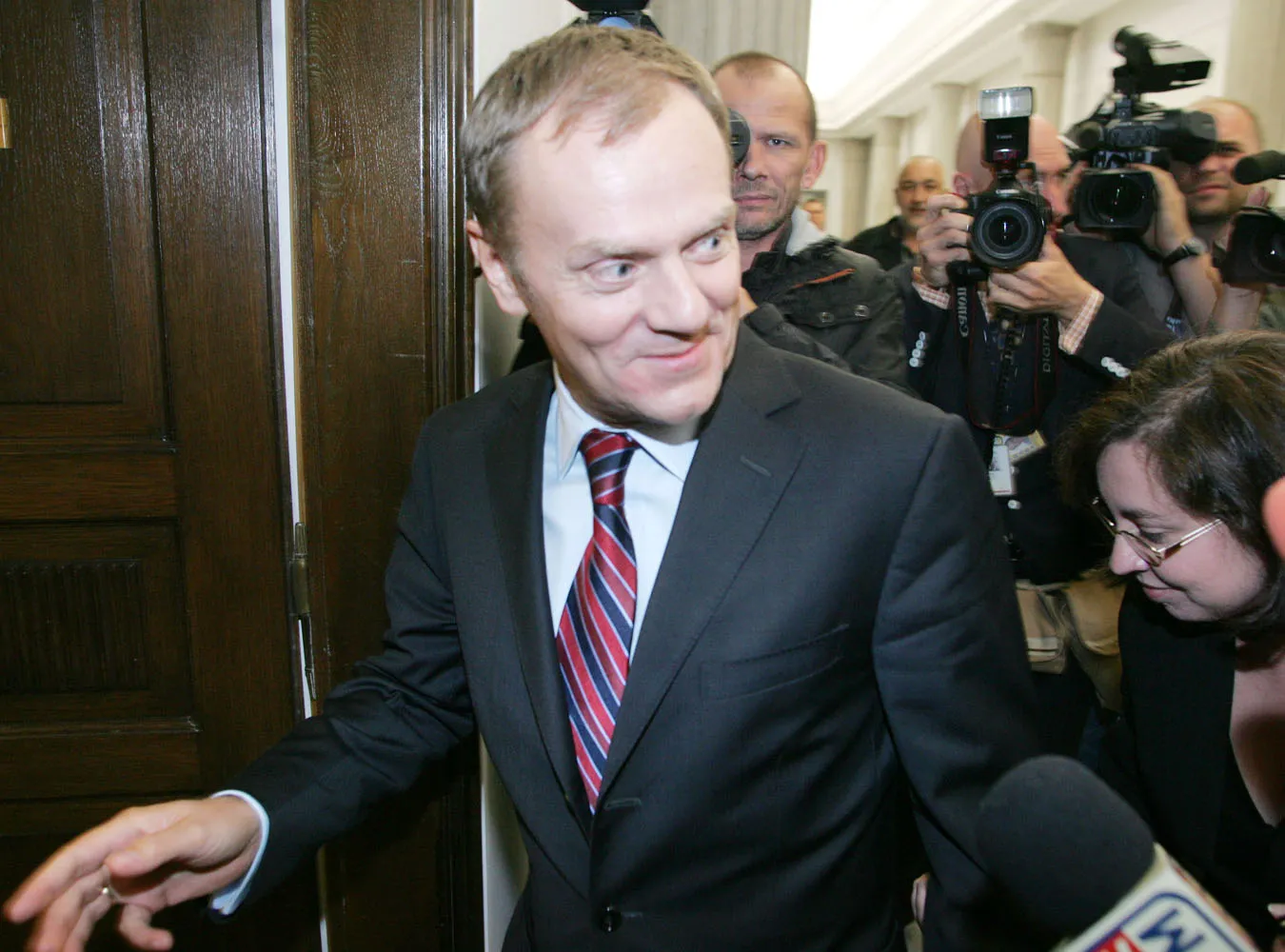 Polakom podobają się medialne wystąpienia Tuska