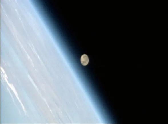 fr_moon1_m_jpg_212287a_469956.jpg