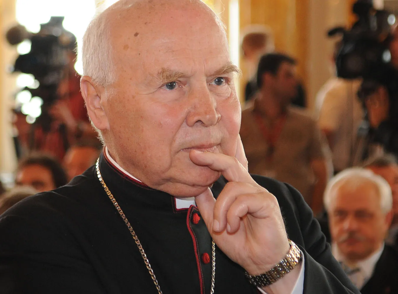 Abp Gocłowski Obniźenie emerytur esbekom jesk moralne