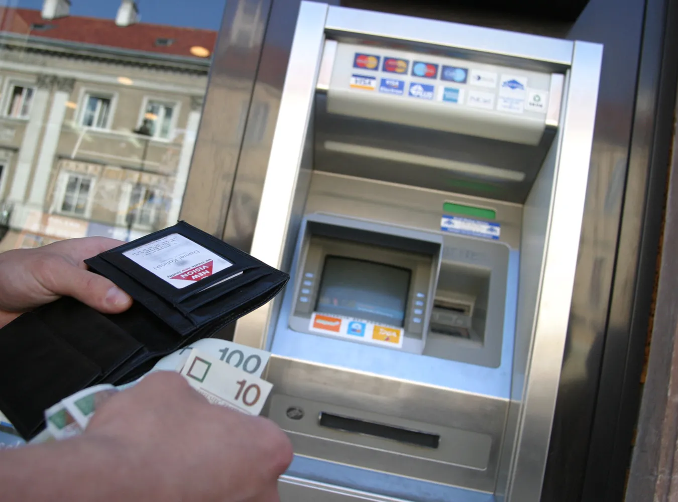 Dwójka nastolatków okradała osoby wypłacające pieniądze z bankomatów