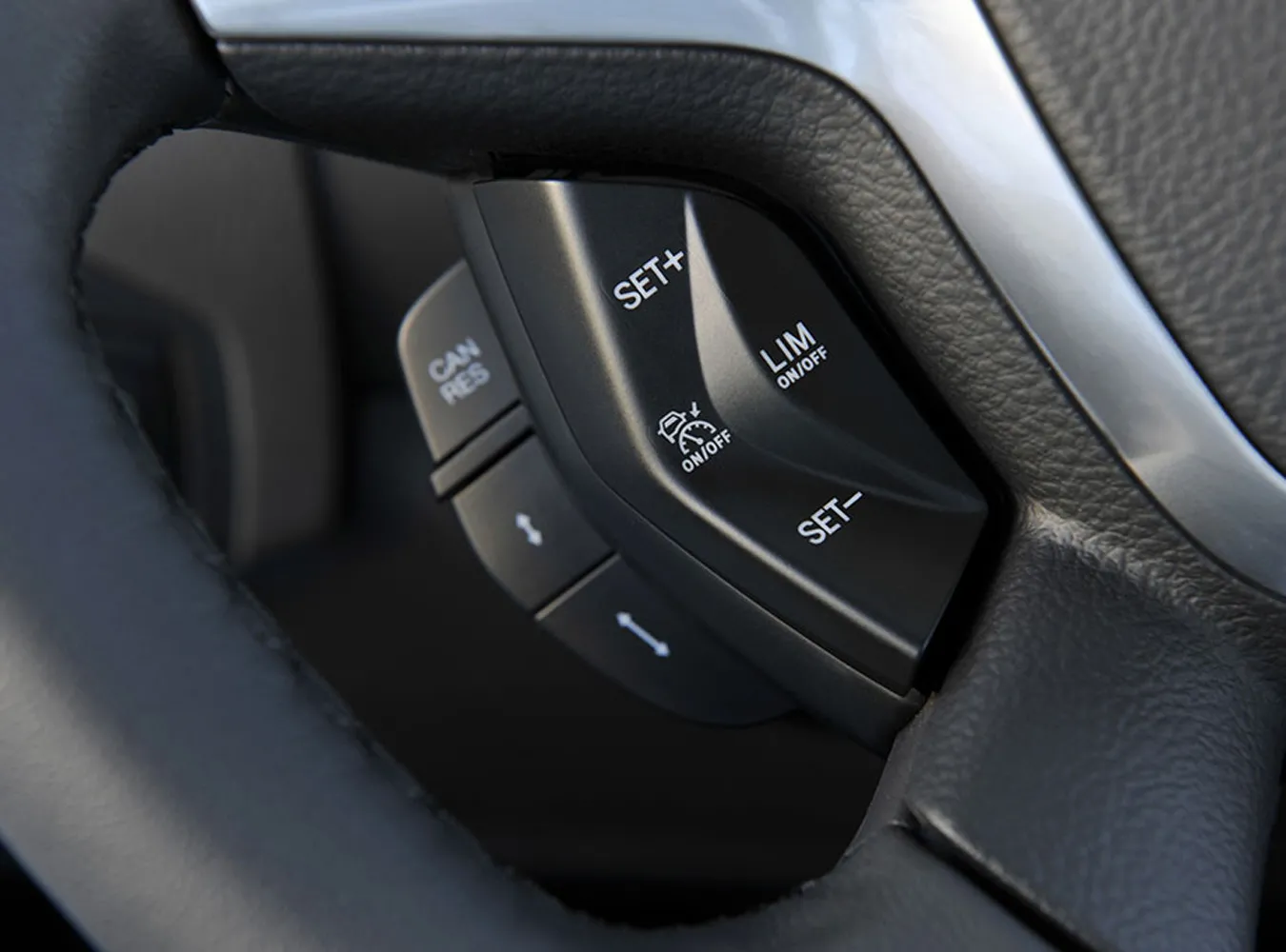 1826969-allnewfordfocus-012.jpg