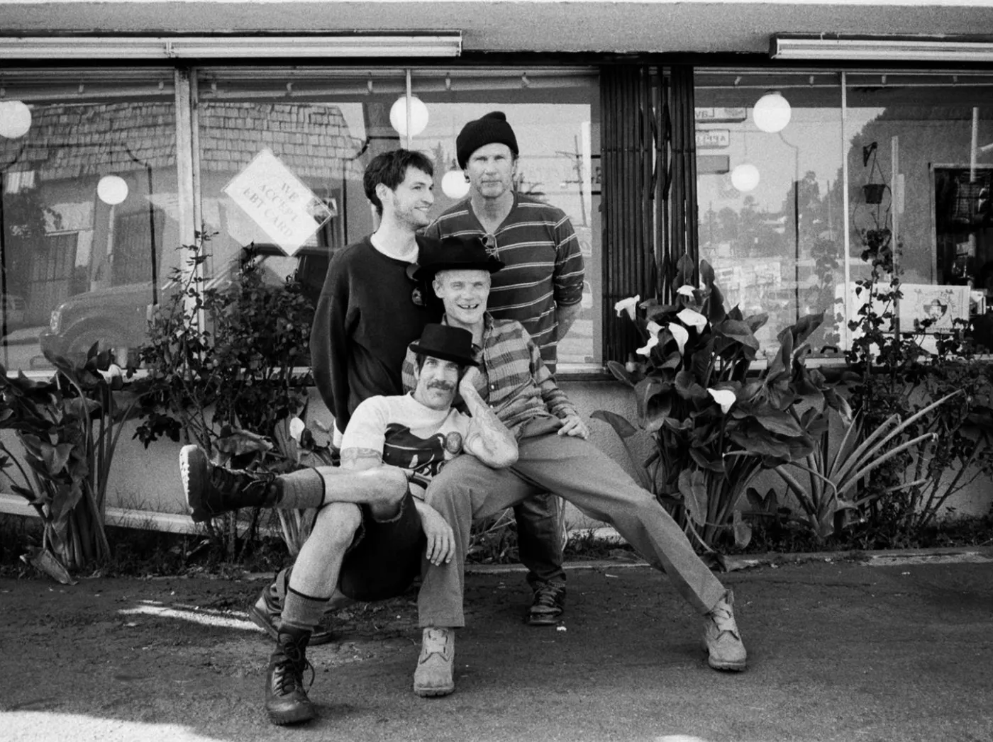 2317875-red-hot-chili-peppers.jpg