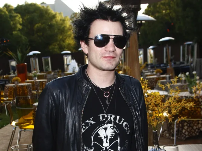 3337022-deryck-whibley-sum-41.jpg