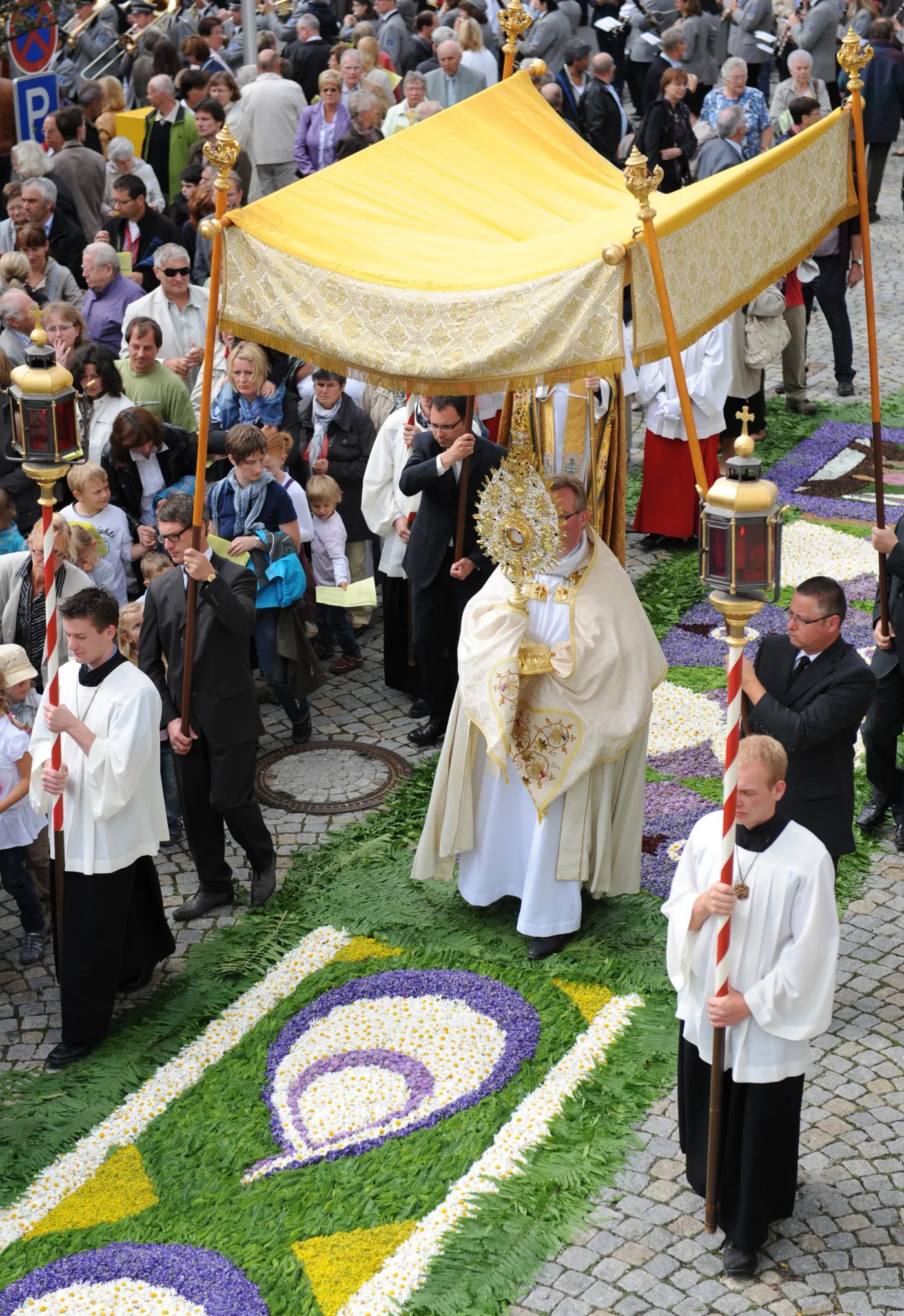 3615353-procesja-boze-cialo.jpg
