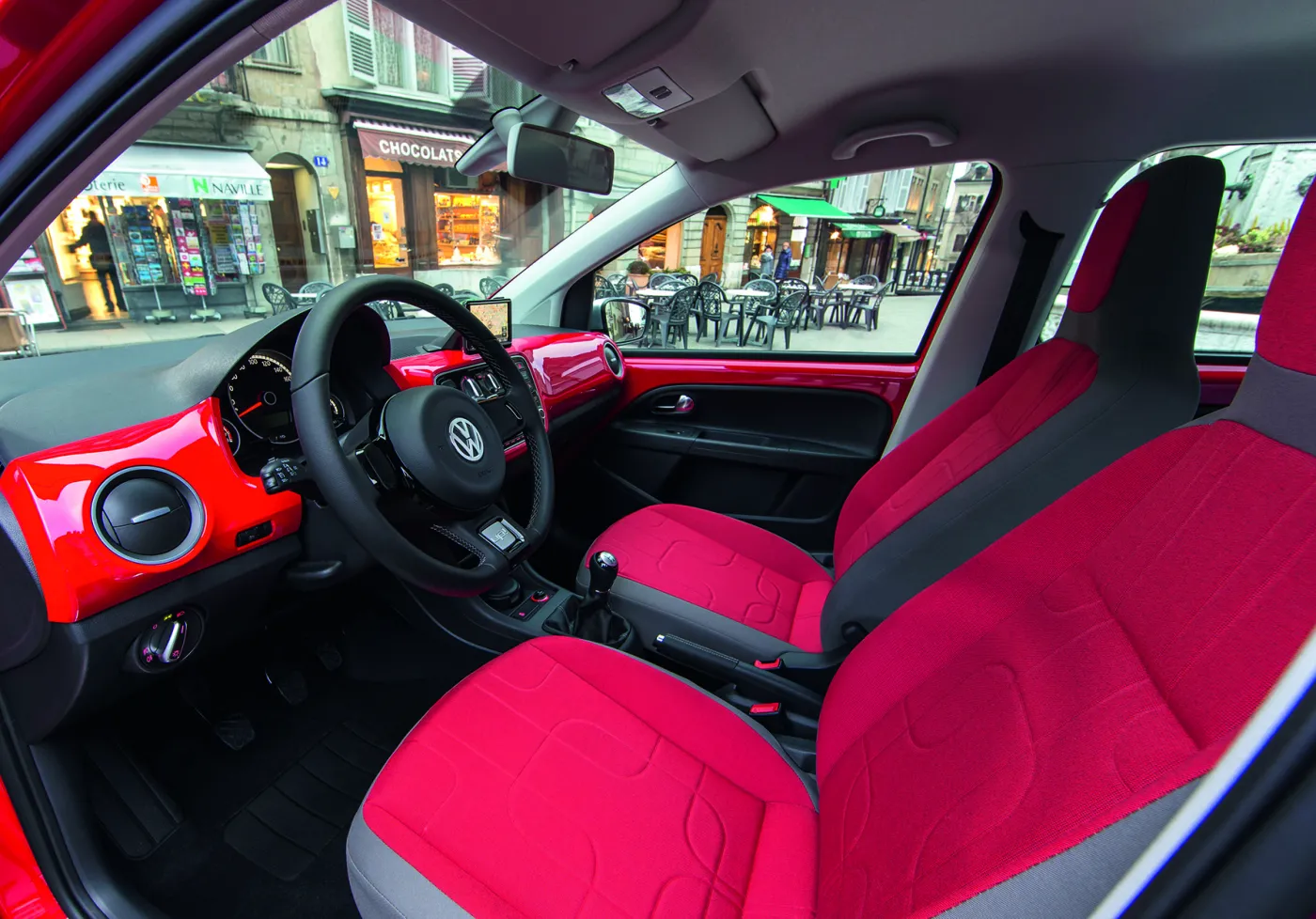 Ma wyższe zawieszenie i wciśnie się wszędzie. Oto nowy volkswagen cross up!