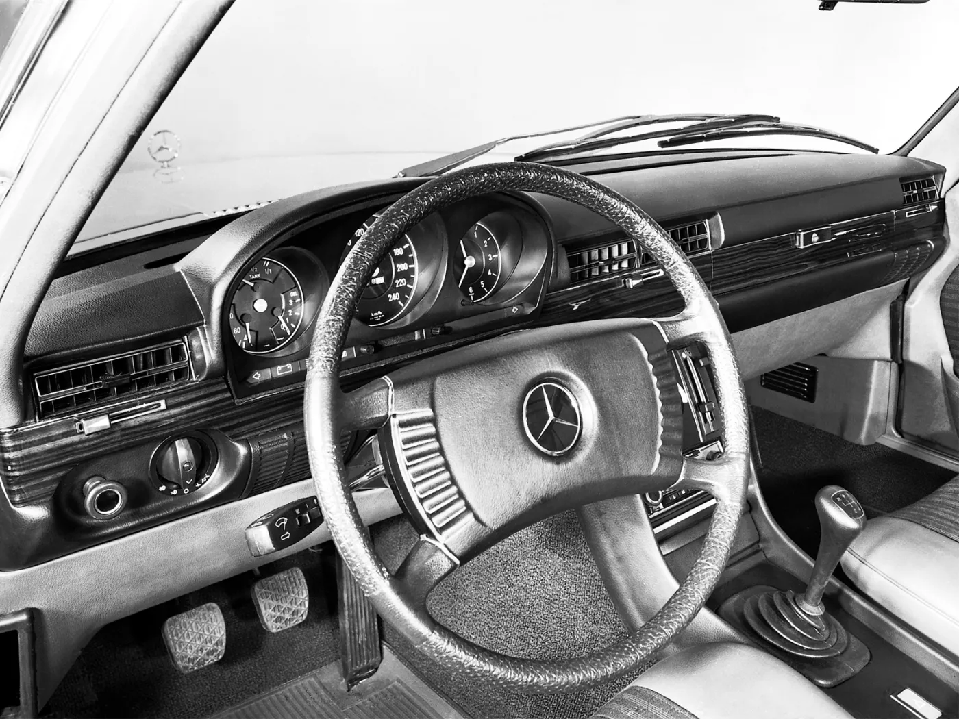 4356403-mercedes-benz-w116-02.jpg