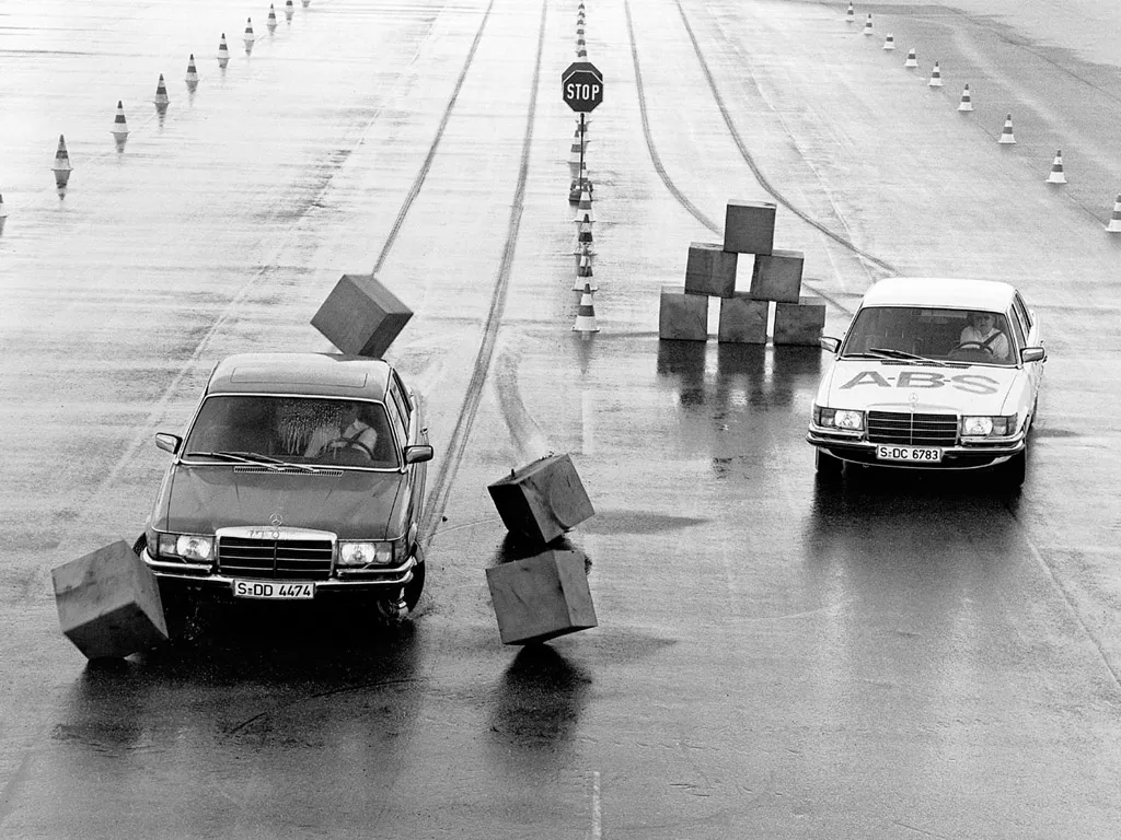 4356432-mercedes-benz-w116-03.jpg