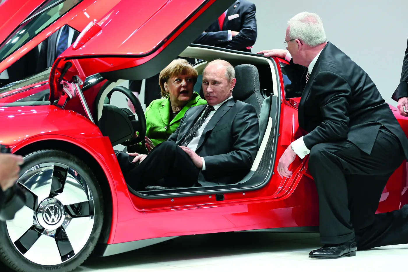 Putin podziwia nowe dzieło Volkswagena! Za kierownicą XL1 razem z Merkel. ZDJĘCIA