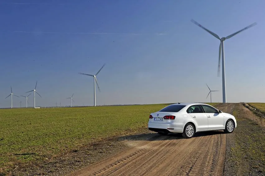 4864091-vw-jetta-hybrid-1904.jpg