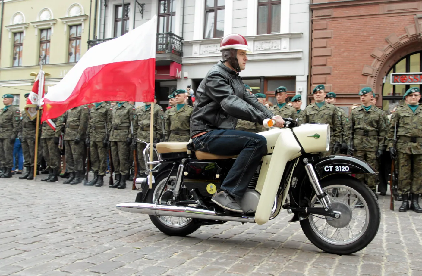 Dzień Flagi. Uroczystości zorganizowano w całym kraju