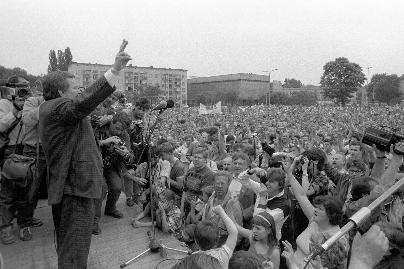5043890-lech-walesa-na-wiecu.jpg
