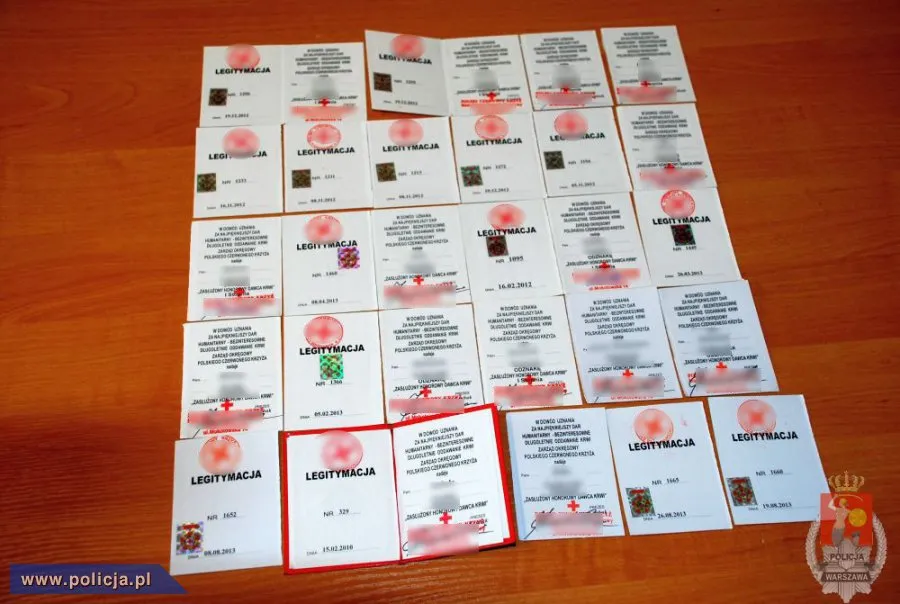 Fałszywi honorowi krwiodawcy. Policja rozbiła fabrykę podrabianych dokumentów