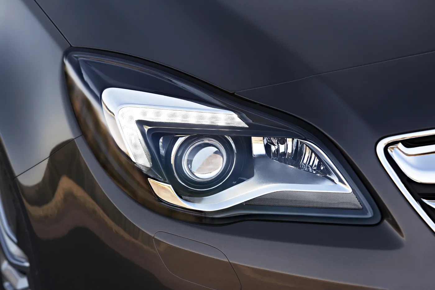 Tak wygląda nowy opel insignia! Pierwsze zdjęcia limuzyny i kombi po zmianach