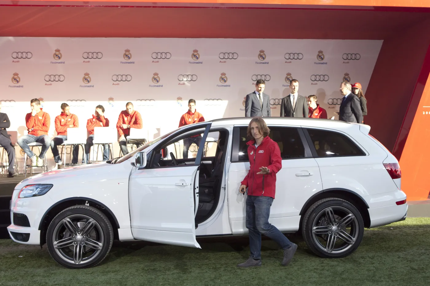 5688178-luka-modric-i-audi-q7.jpg