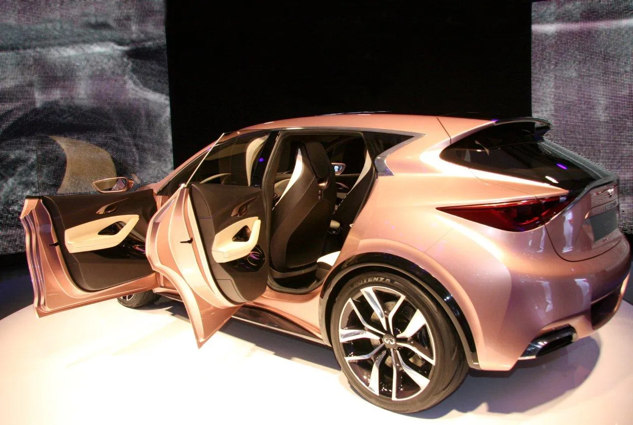 5414430-infiniti-q30-concept.jpg