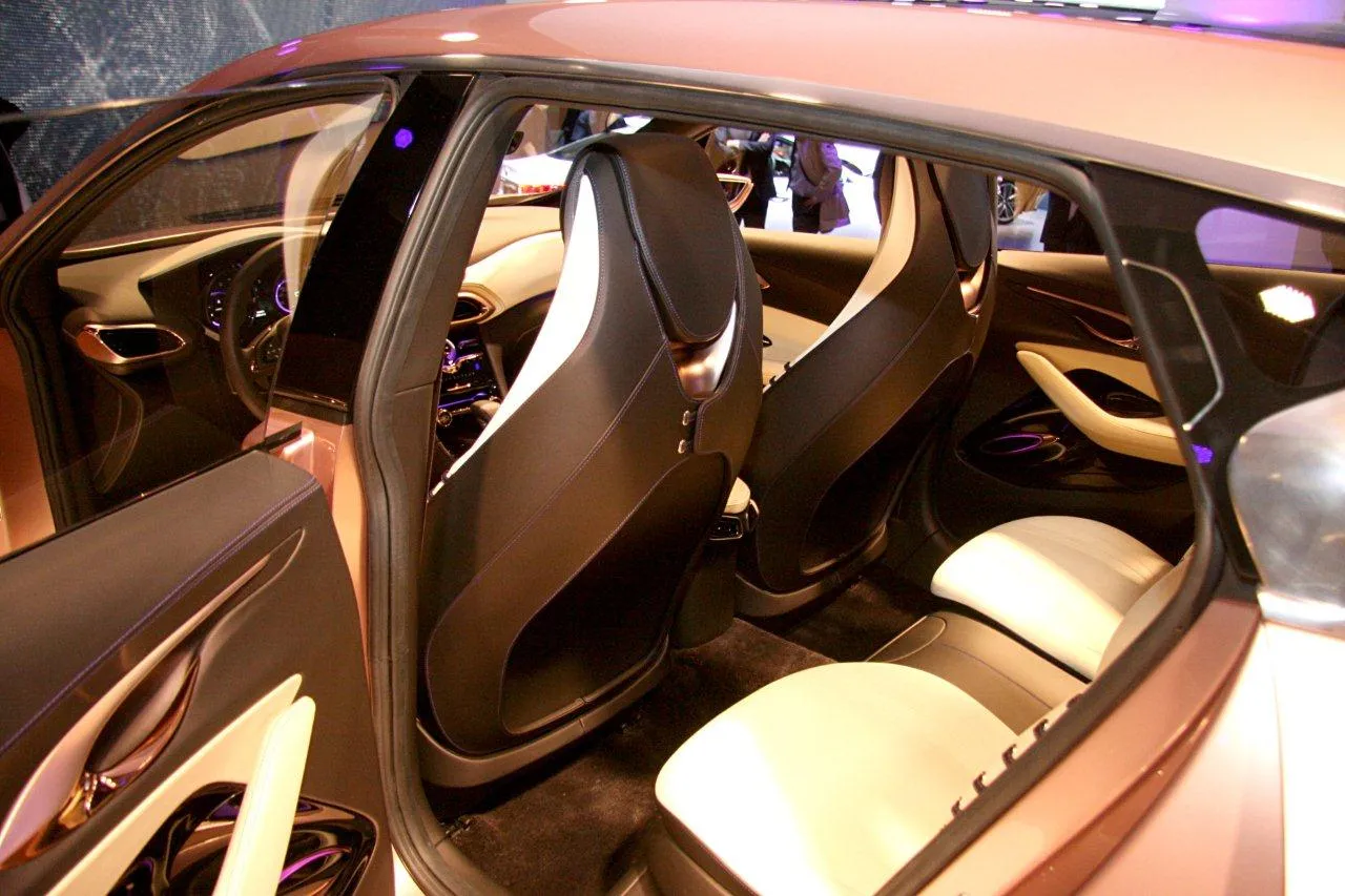 5414575-infiniti-q30-concept.jpg