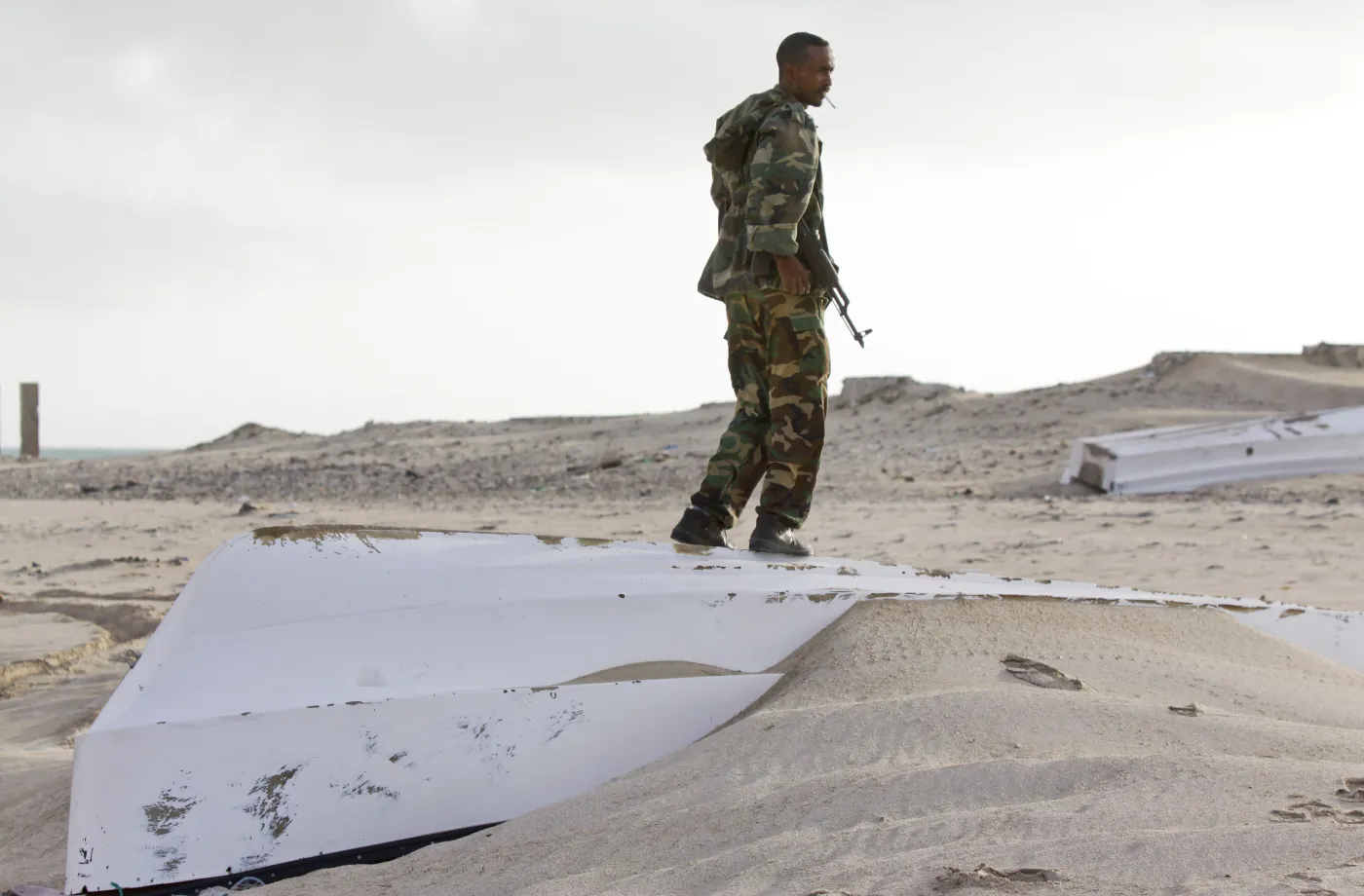 5610772-somalia-pirat-piraci.jpg