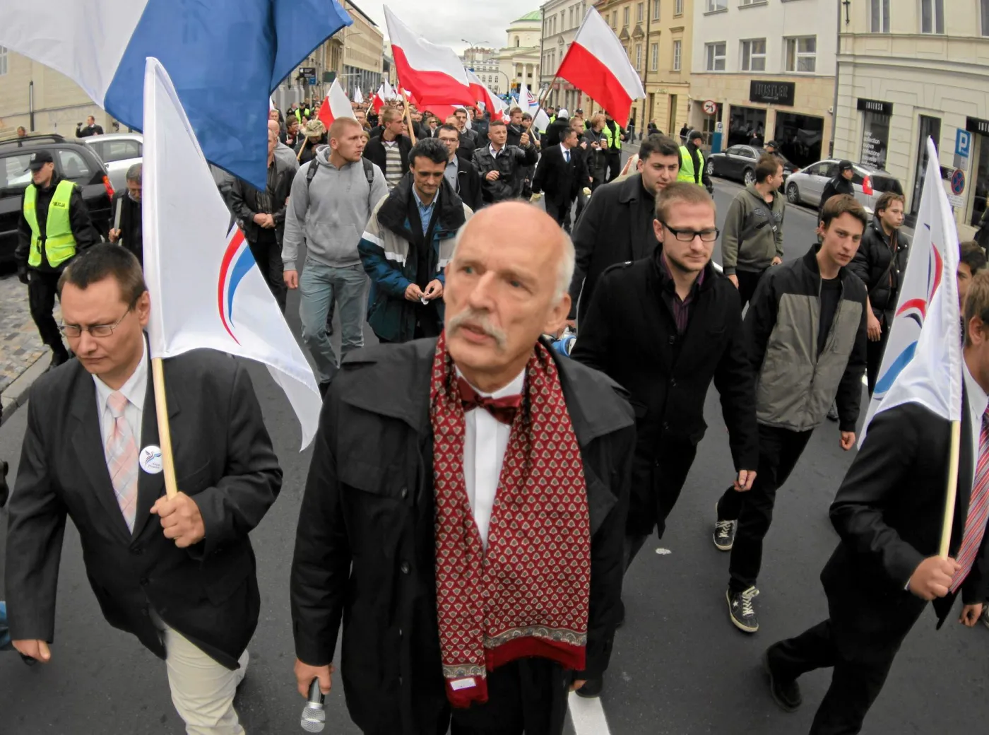 Awans z kanapy? Partia Korwin-Mikkego przekroczyła próg. SONDAŻ