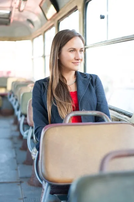 5729077-kobieta-w-autobusie.jpg