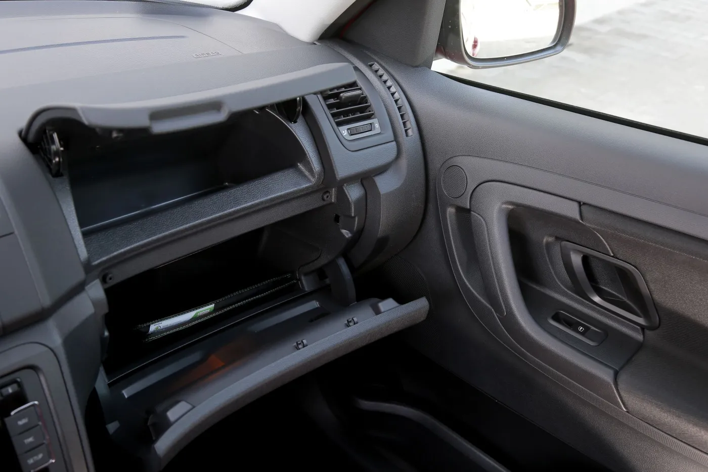 6288798-skoda-roomster-noire.jpg