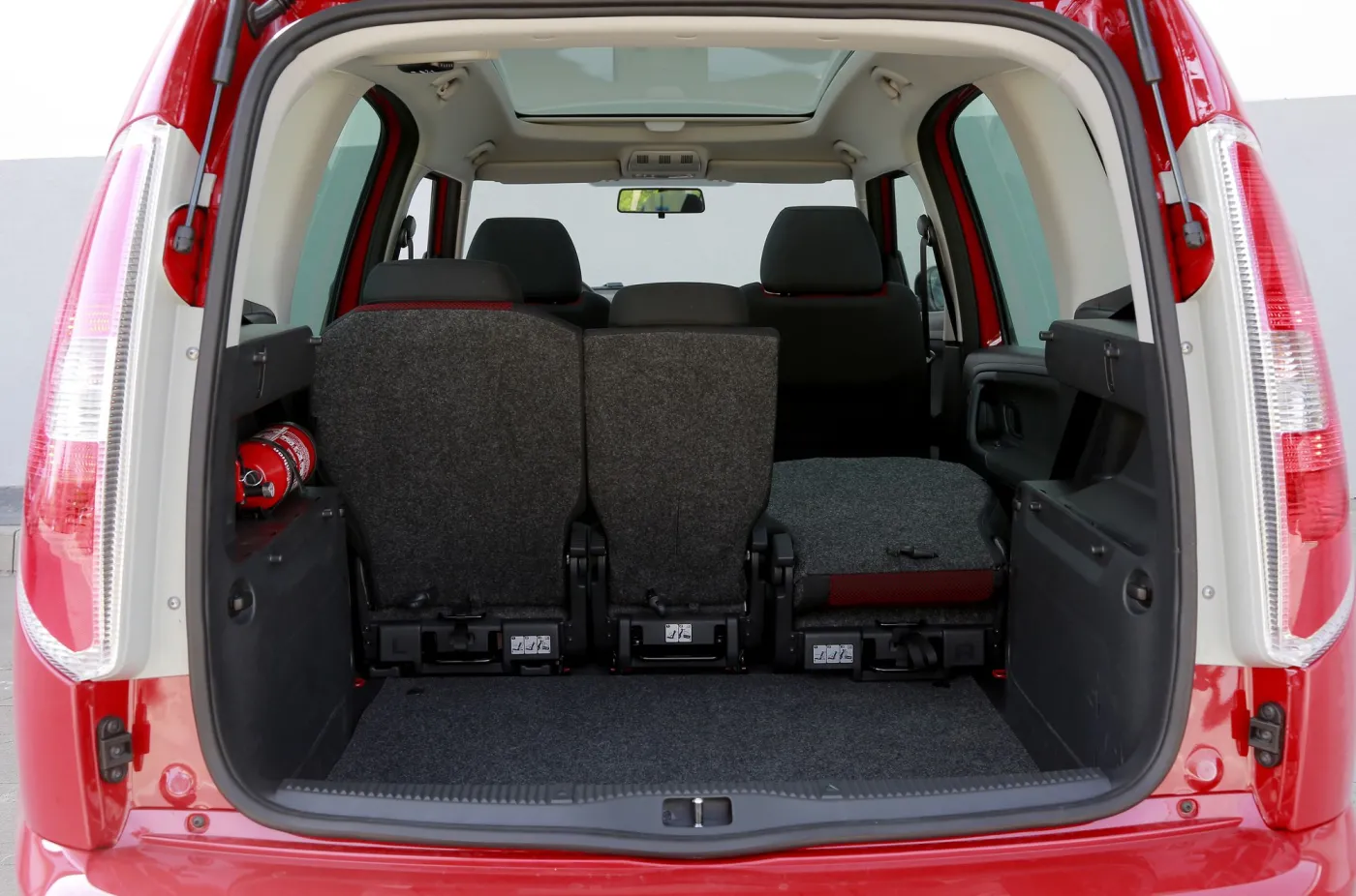 6288856-skoda-roomster-noire.jpg